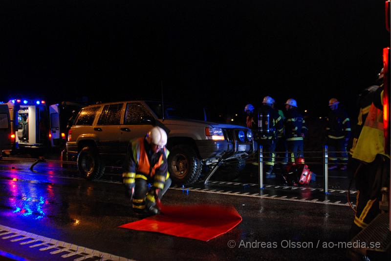 DSC_0019.JPG - Vid 22.20 tiden Larmades Räddningstjänsten från Klippan, Åstorp och Kvidinge, Ambulans och polis till en singelolycka på väg 21 utanför Kvidinge. Det var en bil som hade kör in i mitträcket och kört ner 16 stolpar och stannade med räcket under bilen. Personen ska ej ha skadats allvarligt men fördes med Ambulans till sjukhuset för kontroll.