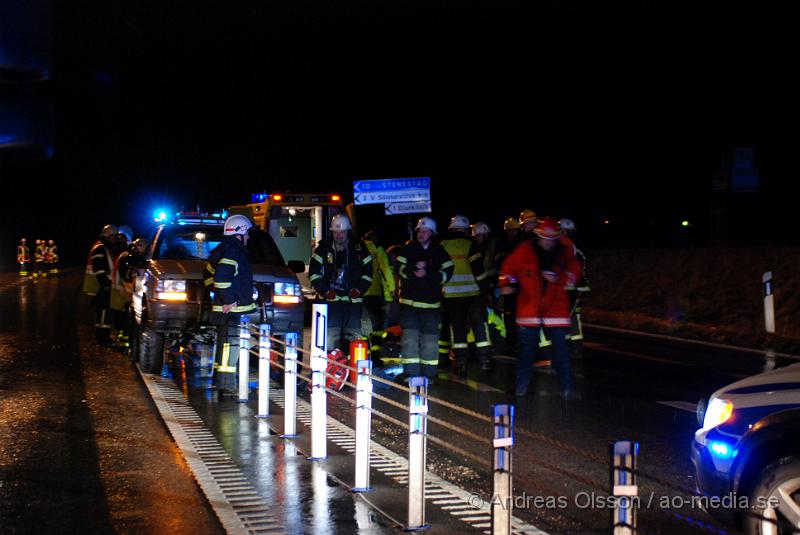 DSC_0021.JPG - Vid 22.20 tiden Larmades Räddningstjänsten från Klippan, Åstorp och Kvidinge, Ambulans och polis till en singelolycka på väg 21 utanför Kvidinge. Det var en bil som hade kör in i mitträcket och kört ner 16 stolpar och stannade med räcket under bilen. Personen ska ej ha skadats allvarligt men fördes med Ambulans till sjukhuset för kontroll.