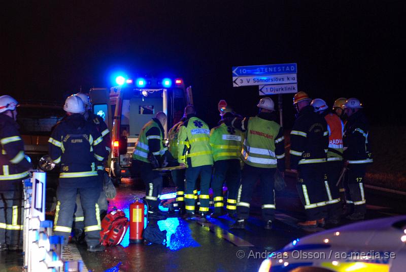 DSC_0025.JPG - Vid 22.20 tiden Larmades Räddningstjänsten från Klippan, Åstorp och Kvidinge, Ambulans och polis till en singelolycka på väg 21 utanför Kvidinge. Det var en bil som hade kör in i mitträcket och kört ner 16 stolpar och stannade med räcket under bilen. Personen ska ej ha skadats allvarligt men fördes med Ambulans till sjukhuset för kontroll.