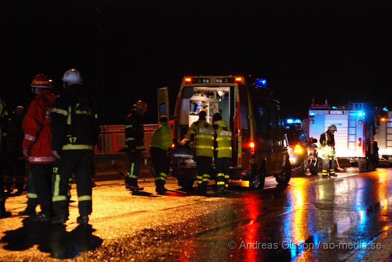 DSC_0032.JPG - Vid 22.20 tiden Larmades Räddningstjänsten från Klippan, Åstorp och Kvidinge, Ambulans och polis till en singelolycka på väg 21 utanför Kvidinge. Det var en bil som hade kör in i mitträcket och kört ner 16 stolpar och stannade med räcket under bilen. Personen ska ej ha skadats allvarligt men fördes med Ambulans till sjukhuset för kontroll.