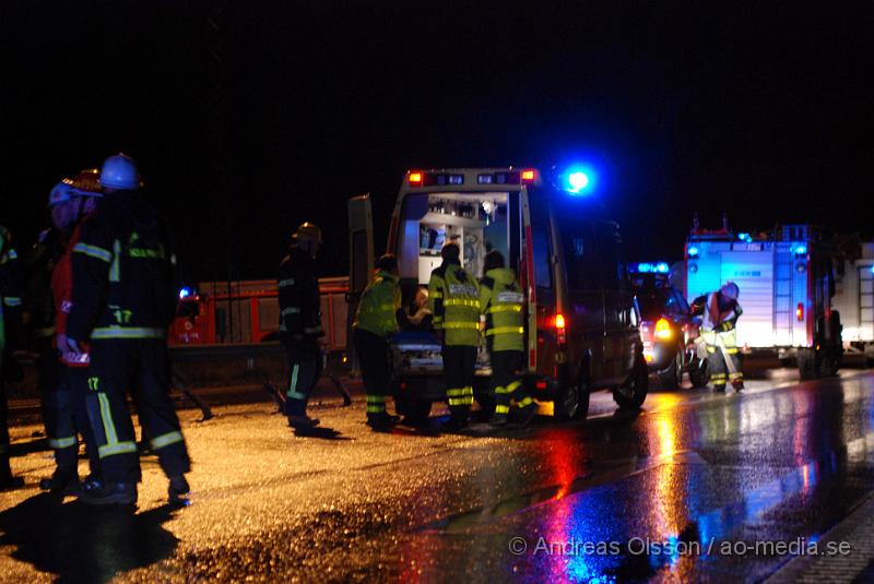 DSC_0035.JPG - Vid 22.20 tiden Larmades Räddningstjänsten från Klippan, Åstorp och Kvidinge, Ambulans och polis till en singelolycka på väg 21 utanför Kvidinge. Det var en bil som hade kör in i mitträcket och kört ner 16 stolpar och stannade med räcket under bilen. Personen ska ej ha skadats allvarligt men fördes med Ambulans till sjukhuset för kontroll.