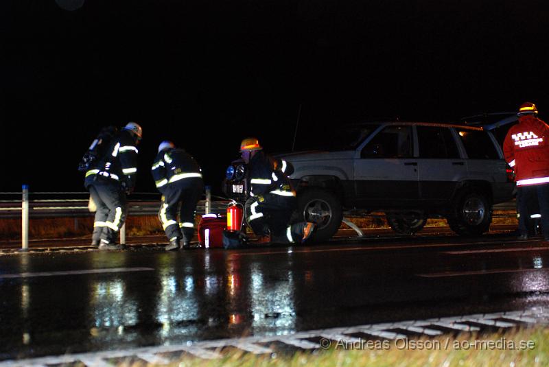 DSC_0037.JPG - Vid 22.20 tiden Larmades Räddningstjänsten från Klippan, Åstorp och Kvidinge, Ambulans och polis till en singelolycka på väg 21 utanför Kvidinge. Det var en bil som hade kör in i mitträcket och kört ner 16 stolpar och stannade med räcket under bilen. Personen ska ej ha skadats allvarligt men fördes med Ambulans till sjukhuset för kontroll.