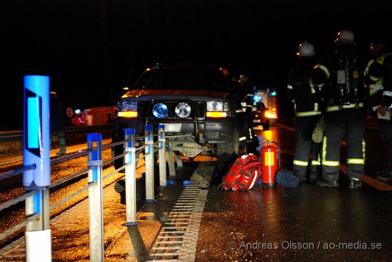 DSC_0040.JPG - Vid 22.20 tiden Larmades Räddningstjänsten från Klippan, Åstorp och Kvidinge, Ambulans och polis till en singelolycka på väg 21 utanför Kvidinge. Det var en bil som hade kör in i mitträcket och kört ner 16 stolpar och stannade med räcket under bilen. Personen ska ej ha skadats allvarligt men fördes med Ambulans till sjukhuset för kontroll.