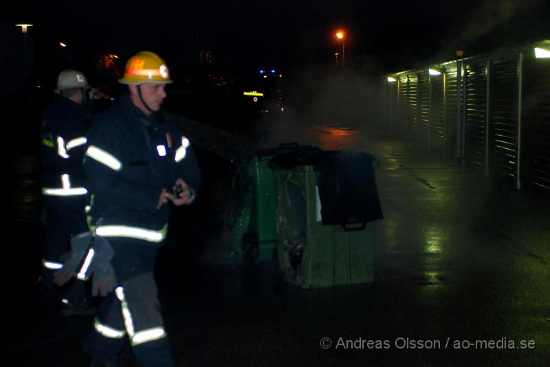 DSC_0047.JPG - Vid 18,15 tiden fram till ca 19 tiden larmades klippans räddningstjänst till tre olika bränder, förstärkning från ljungbyhed skickades, och första larmet rörde sig om en brand i en soptunna på Forellstigen, sedan brand i ett sophus på Västra Blomstergatan där det brann i ca 4-6 soptunnor, sedan till Snyggatorpsvägen, förskolan linnea där det brann i en lekstuga och det spred sig även till en annan lekstuga intill. Båda total förstördes i branden. Uppdatering; vid 20,40 tiden larmades Klippans, Åstorps och Ljungbyheds räddningstjänst till ett automatlarm på Åbyskolan. Vid framkomst konstaterades fullt utvecklad brand även här i soptunnor intill Hotell och Restaurangs lokaler, det fanns en stor risk för spridning men branden släcktes snabbt ner. Att fyra bränder av detta slag skulle ha startats av sig själv är högst osannolikt.