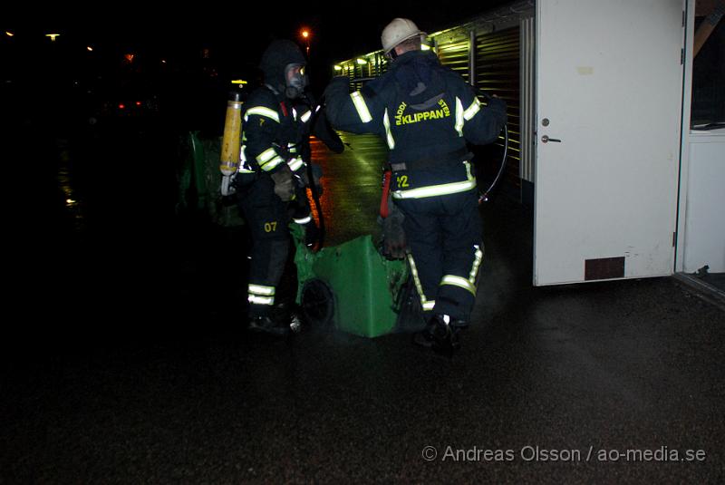 DSC_0048.JPG - Vid 18,15 tiden fram till ca 19 tiden larmades klippans räddningstjänst till tre olika bränder, förstärkning från ljungbyhed skickades, och första larmet rörde sig om en brand i en soptunna på Forellstigen, sedan brand i ett sophus på Västra Blomstergatan där det brann i ca 4-6 soptunnor, sedan till Snyggatorpsvägen, förskolan linnea där det brann i en lekstuga och det spred sig även till en annan lekstuga intill. Båda total förstördes i branden. Uppdatering; vid 20,40 tiden larmades Klippans, Åstorps och Ljungbyheds räddningstjänst till ett automatlarm på Åbyskolan. Vid framkomst konstaterades fullt utvecklad brand även här i soptunnor intill Hotell och Restaurangs lokaler, det fanns en stor risk för spridning men branden släcktes snabbt ner. Att fyra bränder av detta slag skulle ha startats av sig själv är högst osannolikt.