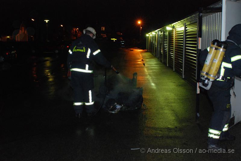 DSC_0050.JPG - Vid 18,15 tiden fram till ca 19 tiden larmades klippans räddningstjänst till tre olika bränder, förstärkning från ljungbyhed skickades, och första larmet rörde sig om en brand i en soptunna på Forellstigen, sedan brand i ett sophus på Västra Blomstergatan där det brann i ca 4-6 soptunnor, sedan till Snyggatorpsvägen, förskolan linnea där det brann i en lekstuga och det spred sig även till en annan lekstuga intill. Båda total förstördes i branden. Uppdatering; vid 20,40 tiden larmades Klippans, Åstorps och Ljungbyheds räddningstjänst till ett automatlarm på Åbyskolan. Vid framkomst konstaterades fullt utvecklad brand även här i soptunnor intill Hotell och Restaurangs lokaler, det fanns en stor risk för spridning men branden släcktes snabbt ner. Att fyra bränder av detta slag skulle ha startats av sig själv är högst osannolikt.