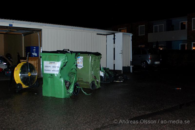 DSC_0052.JPG - Vid 18,15 tiden fram till ca 19 tiden larmades klippans räddningstjänst till tre olika bränder, förstärkning från ljungbyhed skickades, och första larmet rörde sig om en brand i en soptunna på Forellstigen, sedan brand i ett sophus på Västra Blomstergatan där det brann i ca 4-6 soptunnor, sedan till Snyggatorpsvägen, förskolan linnea där det brann i en lekstuga och det spred sig även till en annan lekstuga intill. Båda total förstördes i branden. Uppdatering; vid 20,40 tiden larmades Klippans, Åstorps och Ljungbyheds räddningstjänst till ett automatlarm på Åbyskolan. Vid framkomst konstaterades fullt utvecklad brand även här i soptunnor intill Hotell och Restaurangs lokaler, det fanns en stor risk för spridning men branden släcktes snabbt ner. Att fyra bränder av detta slag skulle ha startats av sig själv är högst osannolikt.