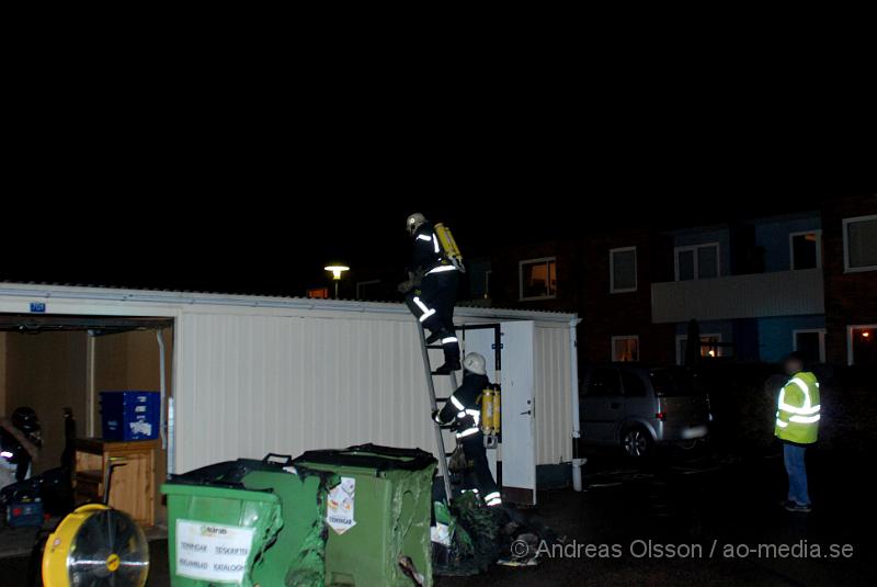 DSC_0053.JPG - Vid 18,15 tiden fram till ca 19 tiden larmades klippans räddningstjänst till tre olika bränder, förstärkning från ljungbyhed skickades, och första larmet rörde sig om en brand i en soptunna på Forellstigen, sedan brand i ett sophus på Västra Blomstergatan där det brann i ca 4-6 soptunnor, sedan till Snyggatorpsvägen, förskolan linnea där det brann i en lekstuga och det spred sig även till en annan lekstuga intill. Båda total förstördes i branden. Uppdatering; vid 20,40 tiden larmades Klippans, Åstorps och Ljungbyheds räddningstjänst till ett automatlarm på Åbyskolan. Vid framkomst konstaterades fullt utvecklad brand även här i soptunnor intill Hotell och Restaurangs lokaler, det fanns en stor risk för spridning men branden släcktes snabbt ner. Att fyra bränder av detta slag skulle ha startats av sig själv är högst osannolikt.