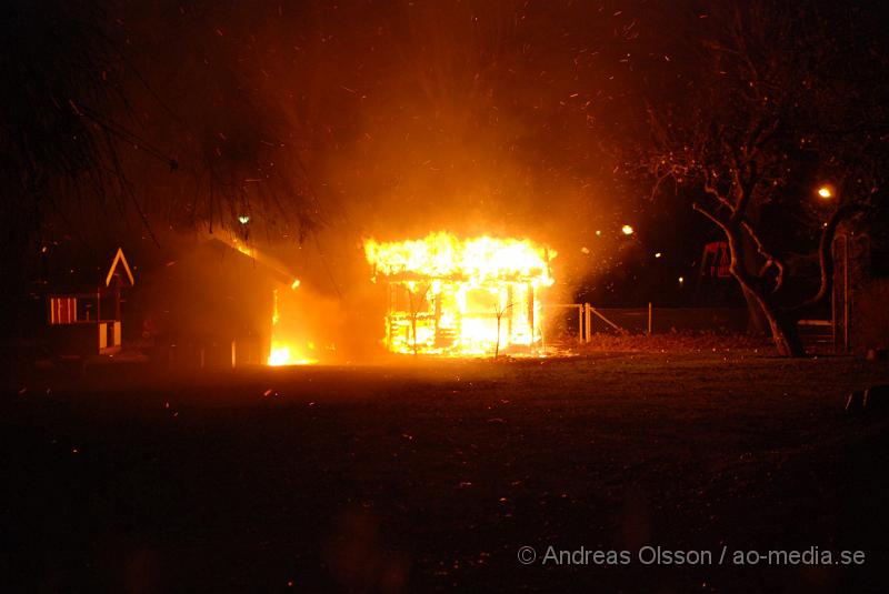 DSC_0057.JPG - Vid 18,15 tiden fram till ca 19 tiden larmades klippans räddningstjänst till tre olika bränder, förstärkning från ljungbyhed skickades, och första larmet rörde sig om en brand i en soptunna på Forellstigen, sedan brand i ett sophus på Västra Blomstergatan där det brann i ca 4-6 soptunnor, sedan till Snyggatorpsvägen, förskolan linnea där det brann i en lekstuga och det spred sig även till en annan lekstuga intill. Båda total förstördes i branden. Uppdatering; vid 20,40 tiden larmades Klippans, Åstorps och Ljungbyheds räddningstjänst till ett automatlarm på Åbyskolan. Vid framkomst konstaterades fullt utvecklad brand även här i soptunnor intill Hotell och Restaurangs lokaler, det fanns en stor risk för spridning men branden släcktes snabbt ner. Att fyra bränder av detta slag skulle ha startats av sig själv är högst osannolikt.