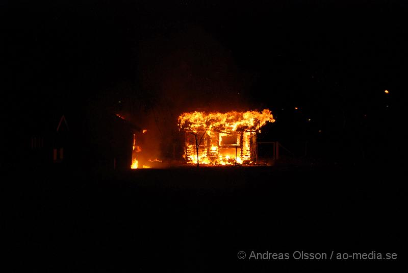 DSC_0058.JPG - Vid 18,15 tiden fram till ca 19 tiden larmades klippans räddningstjänst till tre olika bränder, förstärkning från ljungbyhed skickades, och första larmet rörde sig om en brand i en soptunna på Forellstigen, sedan brand i ett sophus på Västra Blomstergatan där det brann i ca 4-6 soptunnor, sedan till Snyggatorpsvägen, förskolan linnea där det brann i en lekstuga och det spred sig även till en annan lekstuga intill. Båda total förstördes i branden. Uppdatering; vid 20,40 tiden larmades Klippans, Åstorps och Ljungbyheds räddningstjänst till ett automatlarm på Åbyskolan. Vid framkomst konstaterades fullt utvecklad brand även här i soptunnor intill Hotell och Restaurangs lokaler, det fanns en stor risk för spridning men branden släcktes snabbt ner. Att fyra bränder av detta slag skulle ha startats av sig själv är högst osannolikt.