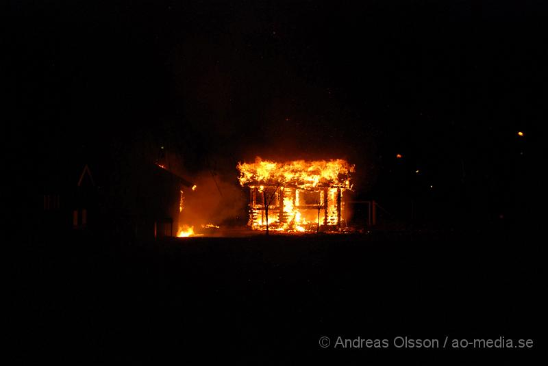 DSC_0059.JPG - Vid 18,15 tiden fram till ca 19 tiden larmades klippans räddningstjänst till tre olika bränder, förstärkning från ljungbyhed skickades, och första larmet rörde sig om en brand i en soptunna på Forellstigen, sedan brand i ett sophus på Västra Blomstergatan där det brann i ca 4-6 soptunnor, sedan till Snyggatorpsvägen, förskolan linnea där det brann i en lekstuga och det spred sig även till en annan lekstuga intill. Båda total förstördes i branden. Uppdatering; vid 20,40 tiden larmades Klippans, Åstorps och Ljungbyheds räddningstjänst till ett automatlarm på Åbyskolan. Vid framkomst konstaterades fullt utvecklad brand även här i soptunnor intill Hotell och Restaurangs lokaler, det fanns en stor risk för spridning men branden släcktes snabbt ner. Att fyra bränder av detta slag skulle ha startats av sig själv är högst osannolikt.