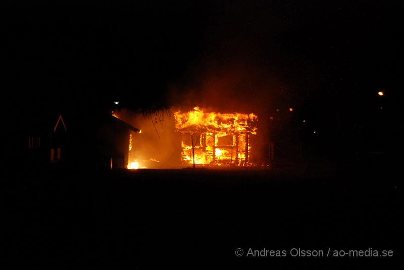 DSC_0061.JPG - Vid 18,15 tiden fram till ca 19 tiden larmades klippans räddningstjänst till tre olika bränder, förstärkning från ljungbyhed skickades, och första larmet rörde sig om en brand i en soptunna på Forellstigen, sedan brand i ett sophus på Västra Blomstergatan där det brann i ca 4-6 soptunnor, sedan till Snyggatorpsvägen, förskolan linnea där det brann i en lekstuga och det spred sig även till en annan lekstuga intill. Båda total förstördes i branden. Uppdatering; vid 20,40 tiden larmades Klippans, Åstorps och Ljungbyheds räddningstjänst till ett automatlarm på Åbyskolan. Vid framkomst konstaterades fullt utvecklad brand även här i soptunnor intill Hotell och Restaurangs lokaler, det fanns en stor risk för spridning men branden släcktes snabbt ner. Att fyra bränder av detta slag skulle ha startats av sig själv är högst osannolikt.