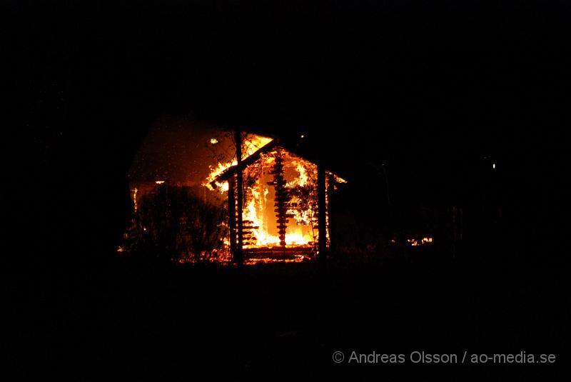 DSC_0064.JPG - Vid 18,15 tiden fram till ca 19 tiden larmades klippans räddningstjänst till tre olika bränder, förstärkning från ljungbyhed skickades, och första larmet rörde sig om en brand i en soptunna på Forellstigen, sedan brand i ett sophus på Västra Blomstergatan där det brann i ca 4-6 soptunnor, sedan till Snyggatorpsvägen, förskolan linnea där det brann i en lekstuga och det spred sig även till en annan lekstuga intill. Båda total förstördes i branden. Uppdatering; vid 20,40 tiden larmades Klippans, Åstorps och Ljungbyheds räddningstjänst till ett automatlarm på Åbyskolan. Vid framkomst konstaterades fullt utvecklad brand även här i soptunnor intill Hotell och Restaurangs lokaler, det fanns en stor risk för spridning men branden släcktes snabbt ner. Att fyra bränder av detta slag skulle ha startats av sig själv är högst osannolikt.