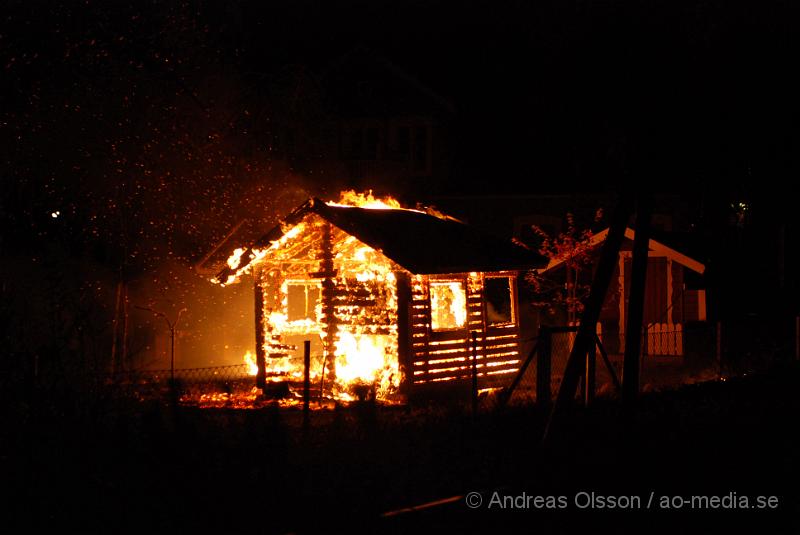 DSC_0066.JPG - Vid 18,15 tiden fram till ca 19 tiden larmades klippans räddningstjänst till tre olika bränder, förstärkning från ljungbyhed skickades, och första larmet rörde sig om en brand i en soptunna på Forellstigen, sedan brand i ett sophus på Västra Blomstergatan där det brann i ca 4-6 soptunnor, sedan till Snyggatorpsvägen, förskolan linnea där det brann i en lekstuga och det spred sig även till en annan lekstuga intill. Båda total förstördes i branden. Uppdatering; vid 20,40 tiden larmades Klippans, Åstorps och Ljungbyheds räddningstjänst till ett automatlarm på Åbyskolan. Vid framkomst konstaterades fullt utvecklad brand även här i soptunnor intill Hotell och Restaurangs lokaler, det fanns en stor risk för spridning men branden släcktes snabbt ner. Att fyra bränder av detta slag skulle ha startats av sig själv är högst osannolikt.