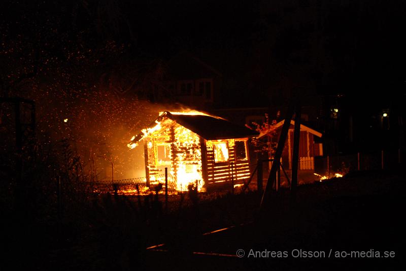 DSC_0068.JPG - Vid 18,15 tiden fram till ca 19 tiden larmades klippans räddningstjänst till tre olika bränder, förstärkning från ljungbyhed skickades, och första larmet rörde sig om en brand i en soptunna på Forellstigen, sedan brand i ett sophus på Västra Blomstergatan där det brann i ca 4-6 soptunnor, sedan till Snyggatorpsvägen, förskolan linnea där det brann i en lekstuga och det spred sig även till en annan lekstuga intill. Båda total förstördes i branden. Uppdatering; vid 20,40 tiden larmades Klippans, Åstorps och Ljungbyheds räddningstjänst till ett automatlarm på Åbyskolan. Vid framkomst konstaterades fullt utvecklad brand även här i soptunnor intill Hotell och Restaurangs lokaler, det fanns en stor risk för spridning men branden släcktes snabbt ner. Att fyra bränder av detta slag skulle ha startats av sig själv är högst osannolikt.