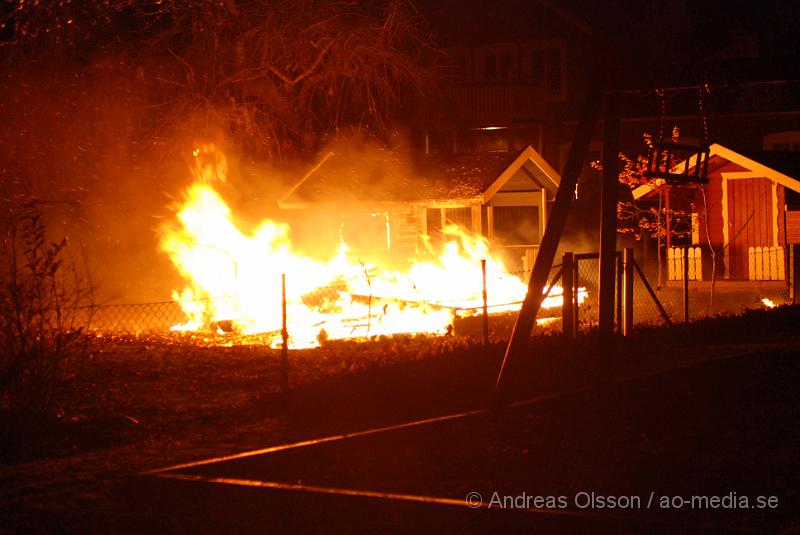 DSC_0069.JPG - Vid 18,15 tiden fram till ca 19 tiden larmades klippans räddningstjänst till tre olika bränder, förstärkning från ljungbyhed skickades, och första larmet rörde sig om en brand i en soptunna på Forellstigen, sedan brand i ett sophus på Västra Blomstergatan där det brann i ca 4-6 soptunnor, sedan till Snyggatorpsvägen, förskolan linnea där det brann i en lekstuga och det spred sig även till en annan lekstuga intill. Båda total förstördes i branden. Uppdatering; vid 20,40 tiden larmades Klippans, Åstorps och Ljungbyheds räddningstjänst till ett automatlarm på Åbyskolan. Vid framkomst konstaterades fullt utvecklad brand även här i soptunnor intill Hotell och Restaurangs lokaler, det fanns en stor risk för spridning men branden släcktes snabbt ner. Att fyra bränder av detta slag skulle ha startats av sig själv är högst osannolikt.