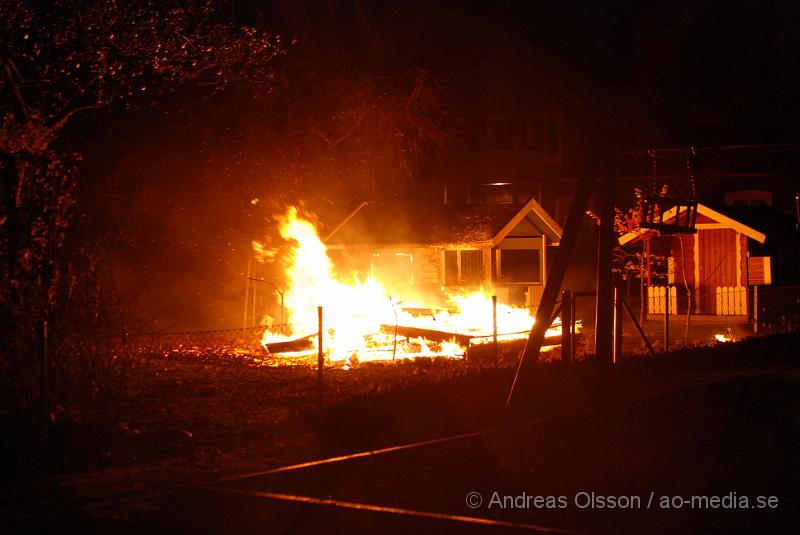 DSC_0074.JPG - Vid 18,15 tiden fram till ca 19 tiden larmades klippans räddningstjänst till tre olika bränder, förstärkning från ljungbyhed skickades, och första larmet rörde sig om en brand i en soptunna på Forellstigen, sedan brand i ett sophus på Västra Blomstergatan där det brann i ca 4-6 soptunnor, sedan till Snyggatorpsvägen, förskolan linnea där det brann i en lekstuga och det spred sig även till en annan lekstuga intill. Båda total förstördes i branden. Uppdatering; vid 20,40 tiden larmades Klippans, Åstorps och Ljungbyheds räddningstjänst till ett automatlarm på Åbyskolan. Vid framkomst konstaterades fullt utvecklad brand även här i soptunnor intill Hotell och Restaurangs lokaler, det fanns en stor risk för spridning men branden släcktes snabbt ner. Att fyra bränder av detta slag skulle ha startats av sig själv är högst osannolikt.