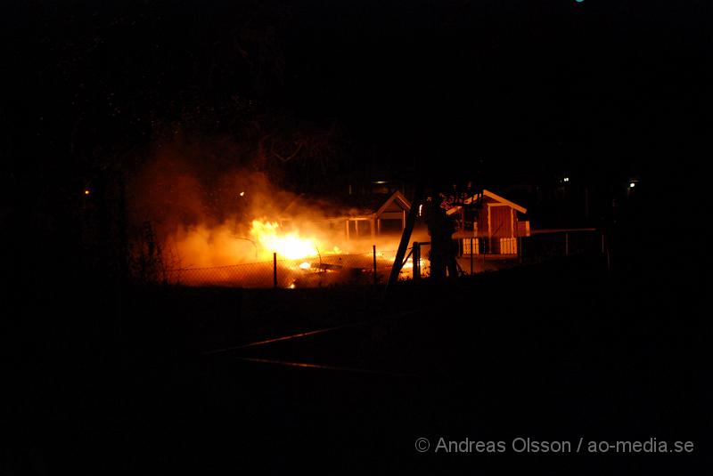 DSC_0077.JPG - Vid 18,15 tiden fram till ca 19 tiden larmades klippans räddningstjänst till tre olika bränder, förstärkning från ljungbyhed skickades, och första larmet rörde sig om en brand i en soptunna på Forellstigen, sedan brand i ett sophus på Västra Blomstergatan där det brann i ca 4-6 soptunnor, sedan till Snyggatorpsvägen, förskolan linnea där det brann i en lekstuga och det spred sig även till en annan lekstuga intill. Båda total förstördes i branden. Uppdatering; vid 20,40 tiden larmades Klippans, Åstorps och Ljungbyheds räddningstjänst till ett automatlarm på Åbyskolan. Vid framkomst konstaterades fullt utvecklad brand även här i soptunnor intill Hotell och Restaurangs lokaler, det fanns en stor risk för spridning men branden släcktes snabbt ner. Att fyra bränder av detta slag skulle ha startats av sig själv är högst osannolikt.