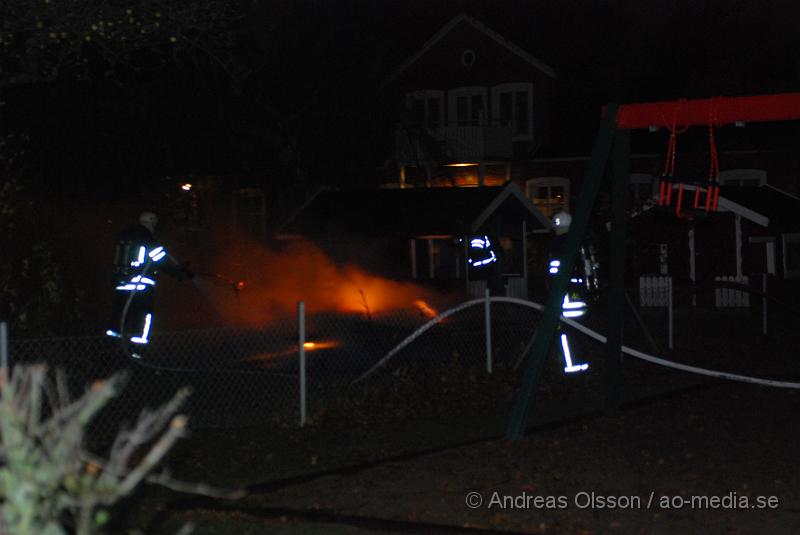 DSC_0086.JPG - Vid 18,15 tiden fram till ca 19 tiden larmades klippans räddningstjänst till tre olika bränder, förstärkning från ljungbyhed skickades, och första larmet rörde sig om en brand i en soptunna på Forellstigen, sedan brand i ett sophus på Västra Blomstergatan där det brann i ca 4-6 soptunnor, sedan till Snyggatorpsvägen, förskolan linnea där det brann i en lekstuga och det spred sig även till en annan lekstuga intill. Båda total förstördes i branden. Uppdatering; vid 20,40 tiden larmades Klippans, Åstorps och Ljungbyheds räddningstjänst till ett automatlarm på Åbyskolan. Vid framkomst konstaterades fullt utvecklad brand även här i soptunnor intill Hotell och Restaurangs lokaler, det fanns en stor risk för spridning men branden släcktes snabbt ner. Att fyra bränder av detta slag skulle ha startats av sig själv är högst osannolikt.