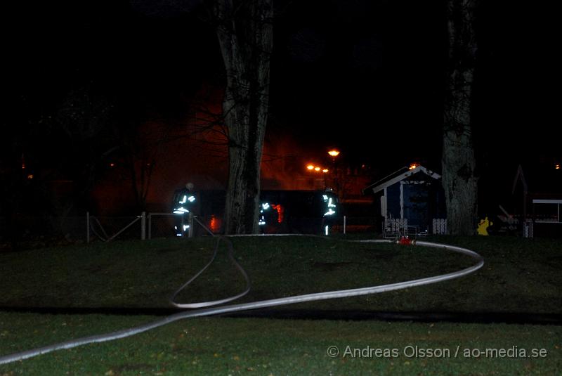 DSC_0089.JPG - Vid 18,15 tiden fram till ca 19 tiden larmades klippans räddningstjänst till tre olika bränder, förstärkning från ljungbyhed skickades, och första larmet rörde sig om en brand i en soptunna på Forellstigen, sedan brand i ett sophus på Västra Blomstergatan där det brann i ca 4-6 soptunnor, sedan till Snyggatorpsvägen, förskolan linnea där det brann i en lekstuga och det spred sig även till en annan lekstuga intill. Båda total förstördes i branden. Uppdatering; vid 20,40 tiden larmades Klippans, Åstorps och Ljungbyheds räddningstjänst till ett automatlarm på Åbyskolan. Vid framkomst konstaterades fullt utvecklad brand även här i soptunnor intill Hotell och Restaurangs lokaler, det fanns en stor risk för spridning men branden släcktes snabbt ner. Att fyra bränder av detta slag skulle ha startats av sig själv är högst osannolikt.