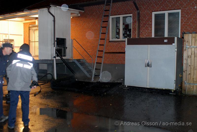 DSC_0002.JPG - Vid 20,40 tiden larmades Klippans, Åstorps och Ljungbyheds Räddningstjänst till ett automatlarm på Åby skolan i Klippan. Vid framkomst konstaterades fullt utvecklad brand i några soptunnor och i ett trä skydd intill en vägg. Branden släcktes ner snabbt men hade branden inte upptäckts i tid hade branden med stor sannolikhet tagit sig i skolbyggnaden och skadorna hade blivit mycket värre! Även polis larmades till plats då det var den fjärde branden under kvällen i Klippan. Alla brand platser spärrades av för teknisk undersökning då man misstänker att bränderna är anlagda.