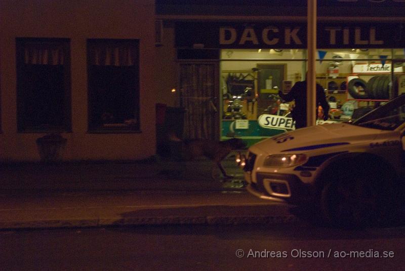 DSC_0031r.jpg - Vid 00,10 larmades Polisen till ett misstänkt inbrott på Däck marknaden i Klippan. Någon eller några hade kastat in en cykel i skyltfönstret, det är dock oklart om något blivit stulet eller om det bara rörde sig om att förstöra.