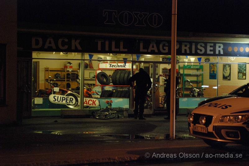 DSC_0032.JPG - Vid 00,10 larmades Polisen till ett misstänkt inbrott på Däck marknaden i Klippan. Någon eller några hade kastat in en cykel i skyltfönstret, det är dock oklart om något blivit stulet eller om det bara rörde sig om att förstöra.