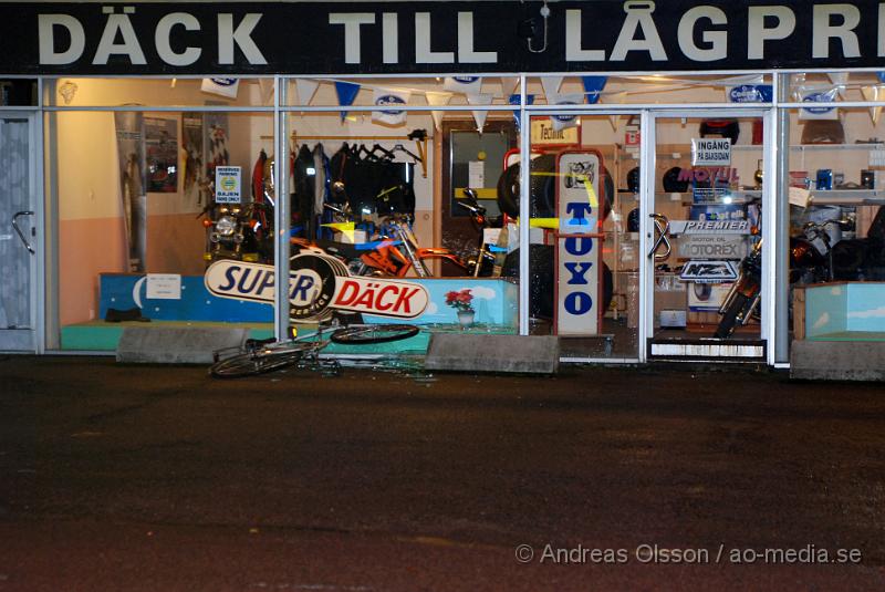 DSC_0034.JPG - Vid 00,10 larmades Polisen till ett misstänkt inbrott på Däck marknaden i Klippan. Någon eller några hade kastat in en cykel i skyltfönstret, det är dock oklart om något blivit stulet eller om det bara rörde sig om att förstöra.