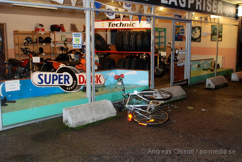 DSC_0036.JPG - Vid 00,10 larmades Polisen till ett misstänkt inbrott på Däck marknaden i Klippan. Någon eller några hade kastat in en cykel i skyltfönstret, det är dock oklart om något blivit stulet eller om det bara rörde sig om att förstöra.