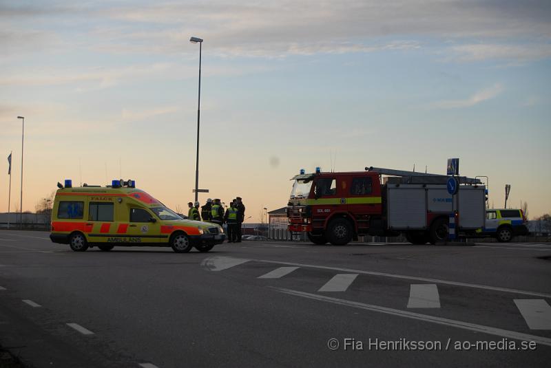 DSC_0003.JPG - Vid 14:25 larmades Räddningstjänsten, polisen och ambulansen till Fabriksvägen i Klippan om en olycka mellan en moped och en personbil.Mopedisten ska ha gjort en vänster sväng o blivit påkörd och uppslungad på motorhuven, mannen blev liggandes medvetslös men vaknade efter ett tag och klagade över nacksmärtor. Kvinnan i bilen blev chockad och klagade över nacksmärtor, båda kördes iväg till sjukhuset. Det är ännu oklart hur allvarliga skadorna är.