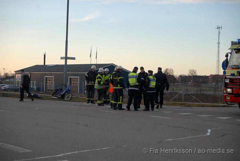 DSC_0007.JPG - Vid 14:25 larmades Räddningstjänsten, polisen och ambulansen till Fabriksvägen i Klippan om en olycka mellan en moped och en personbil.Mopedisten ska ha gjort en vänster sväng o blivit påkörd och uppslungad på motorhuven, mannen blev liggandes medvetslös men vaknade efter ett tag och klagade över nacksmärtor. Kvinnan i bilen blev chockad och klagade över nacksmärtor, båda kördes iväg till sjukhuset. Det är ännu oklart hur allvarliga skadorna är.