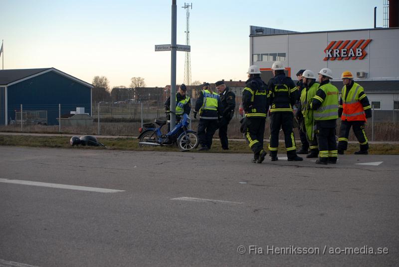 DSC_0009.JPG - Vid 14:25 larmades Räddningstjänsten, polisen och ambulansen till Fabriksvägen i Klippan om en olycka mellan en moped och en personbil.Mopedisten ska ha gjort en vänster sväng o blivit påkörd och uppslungad på motorhuven, mannen blev liggandes medvetslös men vaknade efter ett tag och klagade över nacksmärtor. Kvinnan i bilen blev chockad och klagade över nacksmärtor, båda kördes iväg till sjukhuset. Det är ännu oklart hur allvarliga skadorna är.