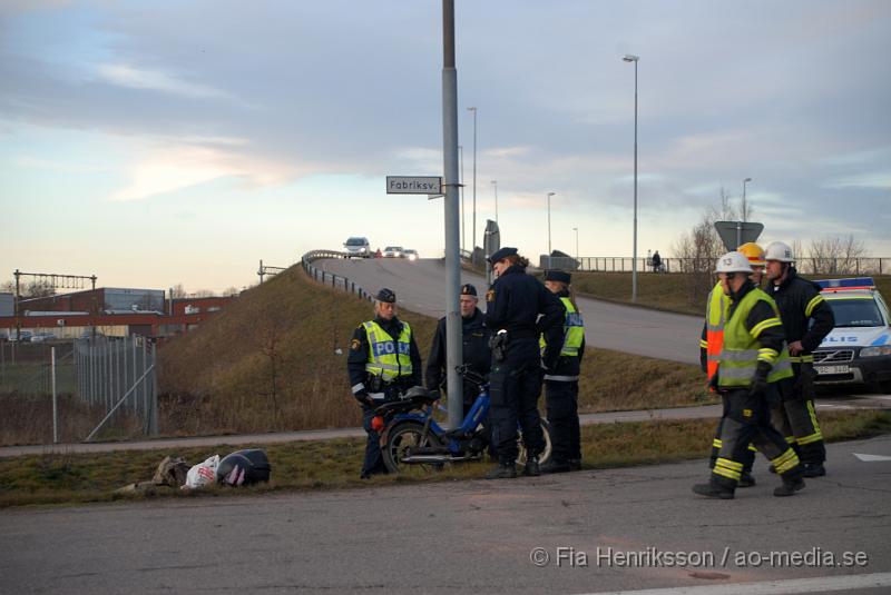 DSC_0010.JPG - Vid 14:25 larmades Räddningstjänsten, polisen och ambulansen till Fabriksvägen i Klippan om en olycka mellan en moped och en personbil.Mopedisten ska ha gjort en vänster sväng o blivit påkörd och uppslungad på motorhuven, mannen blev liggandes medvetslös men vaknade efter ett tag och klagade över nacksmärtor. Kvinnan i bilen blev chockad och klagade över nacksmärtor, båda kördes iväg till sjukhuset. Det är ännu oklart hur allvarliga skadorna är.