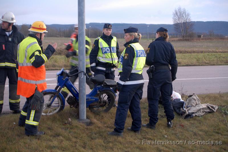 DSC_0011.JPG - Vid 14:25 larmades Räddningstjänsten, polisen och ambulansen till Fabriksvägen i Klippan om en olycka mellan en moped och en personbil.Mopedisten ska ha gjort en vänster sväng o blivit påkörd och uppslungad på motorhuven, mannen blev liggandes medvetslös men vaknade efter ett tag och klagade över nacksmärtor. Kvinnan i bilen blev chockad och klagade över nacksmärtor, båda kördes iväg till sjukhuset. Det är ännu oklart hur allvarliga skadorna är.