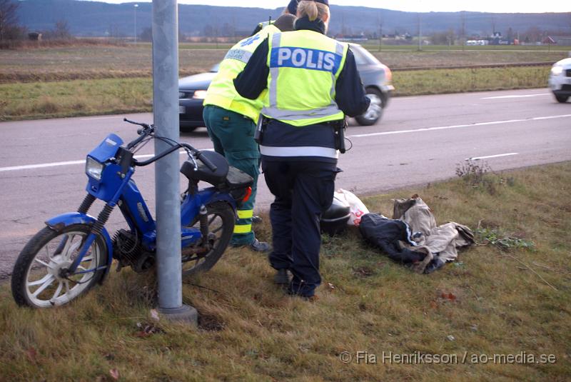 DSC_0013.JPG - Vid 14:25 larmades Räddningstjänsten, polisen och ambulansen till Fabriksvägen i Klippan om en olycka mellan en moped och en personbil.Mopedisten ska ha gjort en vänster sväng o blivit påkörd och uppslungad på motorhuven, mannen blev liggandes medvetslös men vaknade efter ett tag och klagade över nacksmärtor. Kvinnan i bilen blev chockad och klagade över nacksmärtor, båda kördes iväg till sjukhuset. Det är ännu oklart hur allvarliga skadorna är.