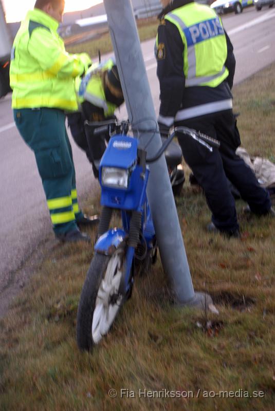 DSC_0014.JPG - Vid 14:25 larmades Räddningstjänsten, polisen och ambulansen till Fabriksvägen i Klippan om en olycka mellan en moped och en personbil.Mopedisten ska ha gjort en vänster sväng o blivit påkörd och uppslungad på motorhuven, mannen blev liggandes medvetslös men vaknade efter ett tag och klagade över nacksmärtor. Kvinnan i bilen blev chockad och klagade över nacksmärtor, båda kördes iväg till sjukhuset. Det är ännu oklart hur allvarliga skadorna är.