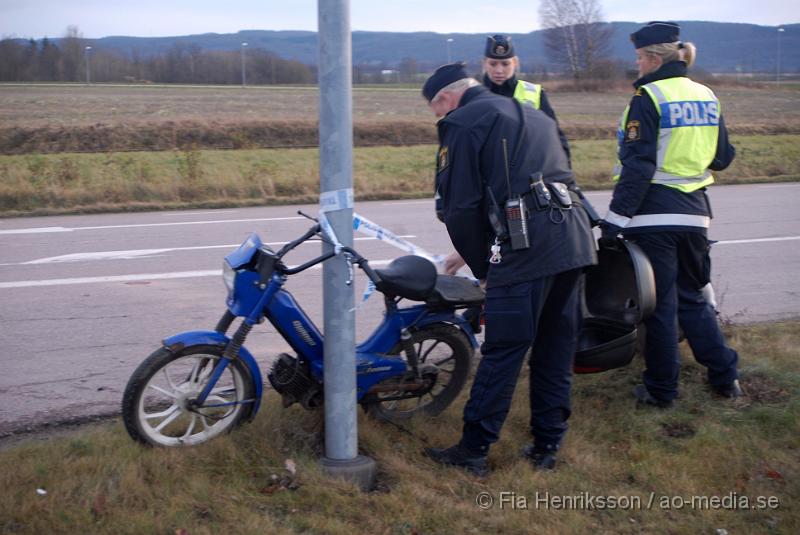 DSC_0015.JPG - Vid 14:25 larmades Räddningstjänsten, polisen och ambulansen till Fabriksvägen i Klippan om en olycka mellan en moped och en personbil.Mopedisten ska ha gjort en vänster sväng o blivit påkörd och uppslungad på motorhuven, mannen blev liggandes medvetslös men vaknade efter ett tag och klagade över nacksmärtor. Kvinnan i bilen blev chockad och klagade över nacksmärtor, båda kördes iväg till sjukhuset. Det är ännu oklart hur allvarliga skadorna är.