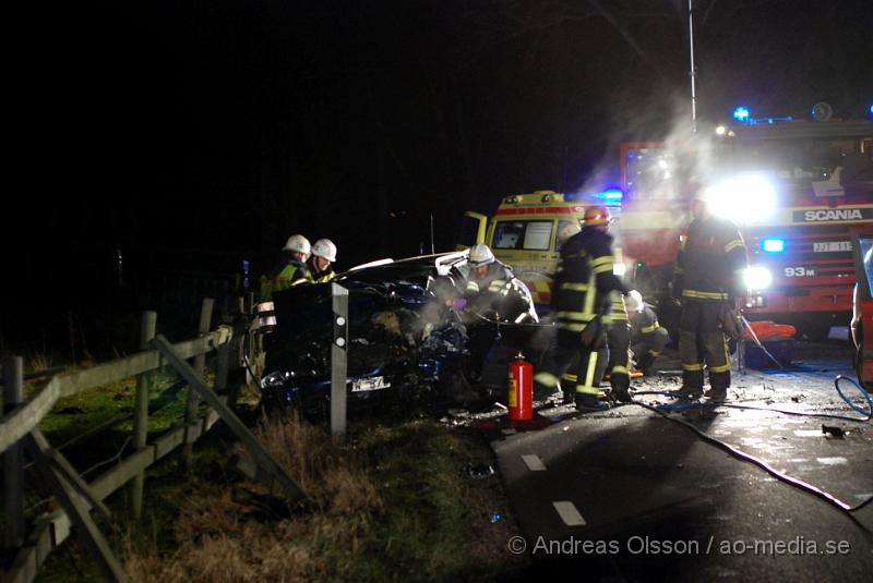 DSC_0003.JPG - Vid 22,45 tiden Larmades Klippans och Ljungbyheds räddningstjänst samt Ambulans och Polis till en trafikolycka på väg 13 mellan Klippan och Ljungbyhed. Det var två personbilar som frontalkrockat och fyra personer var inblandade. Två av dessa satt fastklämda i bilvraken och räddningstjänsten fick klippa upp taket på båda bilarna för att få ut personerna. Samtliga personer fördes allvarligt skadade till Sjukhuset, Två till Helsingborgs Lasarett och två till Universitets Sjukhuset i Lund. Hur allvarligt skadade är oklart.