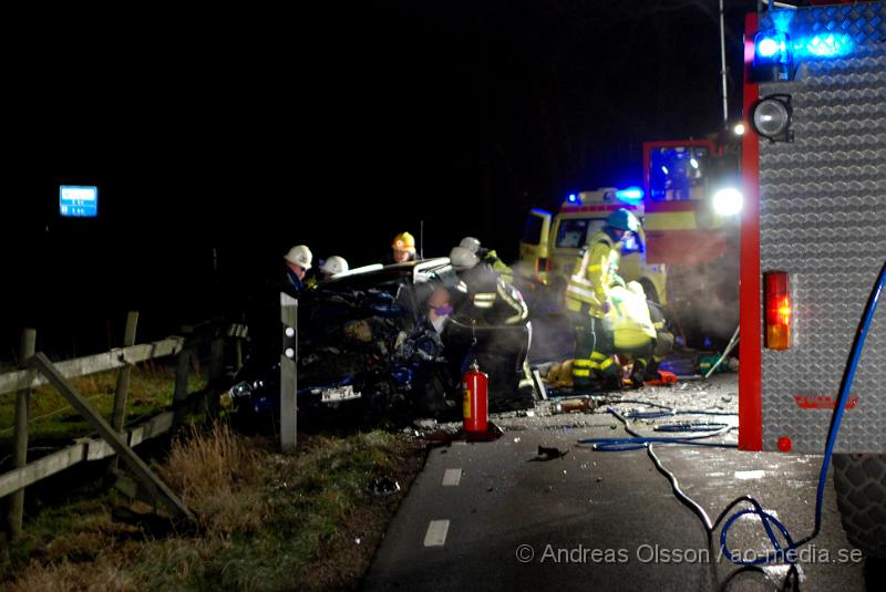 DSC_0005.JPG - Vid 22,45 tiden Larmades Klippans och Ljungbyheds räddningstjänst samt Ambulans och Polis till en trafikolycka på väg 13 mellan Klippan och Ljungbyhed. Det var två personbilar som frontalkrockat och fyra personer var inblandade. Två av dessa satt fastklämda i bilvraken och räddningstjänsten fick klippa upp taket på båda bilarna för att få ut personerna. Samtliga personer fördes allvarligt skadade till Sjukhuset, Två till Helsingborgs Lasarett och två till Universitets Sjukhuset i Lund. Hur allvarligt skadade är oklart.