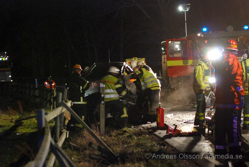 DSC_0018.JPG - Vid 22,45 tiden Larmades Klippans och Ljungbyheds räddningstjänst samt Ambulans och Polis till en trafikolycka på väg 13 mellan Klippan och Ljungbyhed. Det var två personbilar som frontalkrockat och fyra personer var inblandade. Två av dessa satt fastklämda i bilvraken och räddningstjänsten fick klippa upp taket på båda bilarna för att få ut personerna. Samtliga personer fördes allvarligt skadade till Sjukhuset, Två till Helsingborgs Lasarett och två till Universitets Sjukhuset i Lund. Hur allvarligt skadade är oklart.