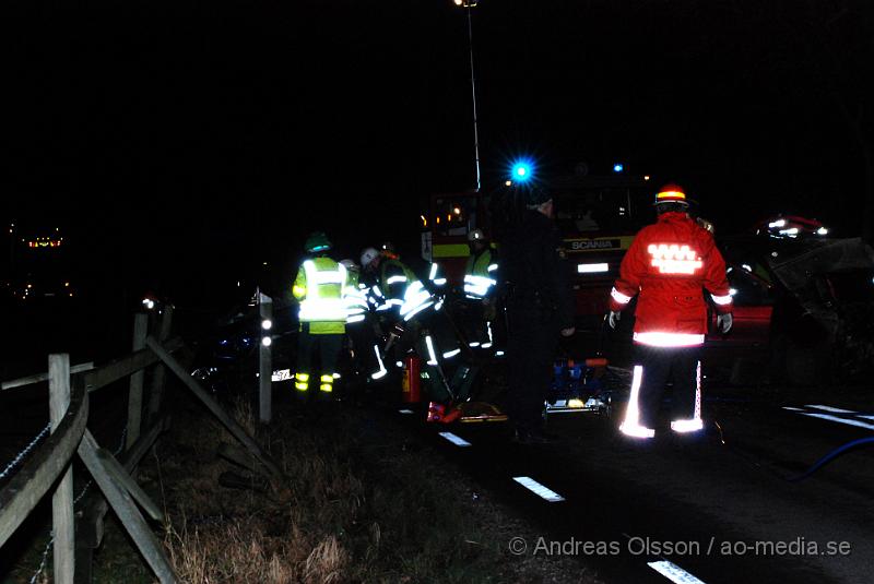 DSC_0022.JPG - Vid 22,45 tiden Larmades Klippans och Ljungbyheds räddningstjänst samt Ambulans och Polis till en trafikolycka på väg 13 mellan Klippan och Ljungbyhed. Det var två personbilar som frontalkrockat och fyra personer var inblandade. Två av dessa satt fastklämda i bilvraken och räddningstjänsten fick klippa upp taket på båda bilarna för att få ut personerna. Samtliga personer fördes allvarligt skadade till Sjukhuset, Två till Helsingborgs Lasarett och två till Universitets Sjukhuset i Lund. Hur allvarligt skadade är oklart.