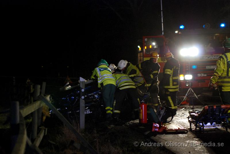 DSC_0033.JPG - Vid 22,45 tiden Larmades Klippans och Ljungbyheds räddningstjänst samt Ambulans och Polis till en trafikolycka på väg 13 mellan Klippan och Ljungbyhed. Det var två personbilar som frontalkrockat och fyra personer var inblandade. Två av dessa satt fastklämda i bilvraken och räddningstjänsten fick klippa upp taket på båda bilarna för att få ut personerna. Samtliga personer fördes allvarligt skadade till Sjukhuset, Två till Helsingborgs Lasarett och två till Universitets Sjukhuset i Lund. Hur allvarligt skadade är oklart.