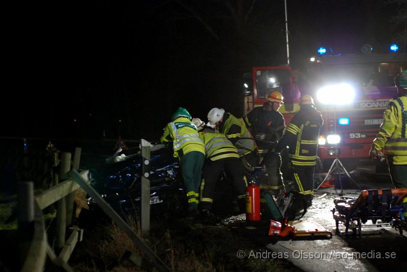 DSC_0034.JPG - Vid 22,45 tiden Larmades Klippans och Ljungbyheds räddningstjänst samt Ambulans och Polis till en trafikolycka på väg 13 mellan Klippan och Ljungbyhed. Det var två personbilar som frontalkrockat och fyra personer var inblandade. Två av dessa satt fastklämda i bilvraken och räddningstjänsten fick klippa upp taket på båda bilarna för att få ut personerna. Samtliga personer fördes allvarligt skadade till Sjukhuset, Två till Helsingborgs Lasarett och två till Universitets Sjukhuset i Lund. Hur allvarligt skadade är oklart.