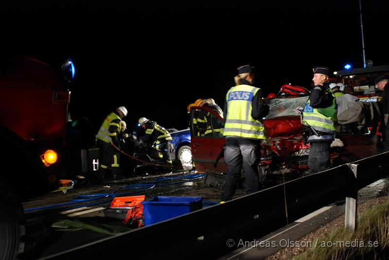 DSC_0035.JPG - Vid 22,45 tiden Larmades Klippans och Ljungbyheds räddningstjänst samt Ambulans och Polis till en trafikolycka på väg 13 mellan Klippan och Ljungbyhed. Det var två personbilar som frontalkrockat och fyra personer var inblandade. Två av dessa satt fastklämda i bilvraken och räddningstjänsten fick klippa upp taket på båda bilarna för att få ut personerna. Samtliga personer fördes allvarligt skadade till Sjukhuset, Två till Helsingborgs Lasarett och två till Universitets Sjukhuset i Lund. Hur allvarligt skadade är oklart.