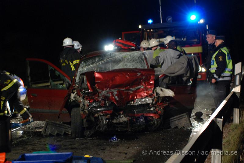 DSC_0043.JPG - Vid 22,45 tiden Larmades Klippans och Ljungbyheds räddningstjänst samt Ambulans och Polis till en trafikolycka på väg 13 mellan Klippan och Ljungbyhed. Det var två personbilar som frontalkrockat och fyra personer var inblandade. Två av dessa satt fastklämda i bilvraken och räddningstjänsten fick klippa upp taket på båda bilarna för att få ut personerna. Samtliga personer fördes allvarligt skadade till Sjukhuset, Två till Helsingborgs Lasarett och två till Universitets Sjukhuset i Lund. Hur allvarligt skadade är oklart.