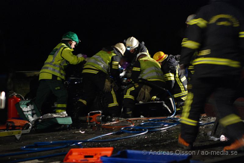 DSC_0046.JPG - Vid 22,45 tiden Larmades Klippans och Ljungbyheds räddningstjänst samt Ambulans och Polis till en trafikolycka på väg 13 mellan Klippan och Ljungbyhed. Det var två personbilar som frontalkrockat och fyra personer var inblandade. Två av dessa satt fastklämda i bilvraken och räddningstjänsten fick klippa upp taket på båda bilarna för att få ut personerna. Samtliga personer fördes allvarligt skadade till Sjukhuset, Två till Helsingborgs Lasarett och två till Universitets Sjukhuset i Lund. Hur allvarligt skadade är oklart.