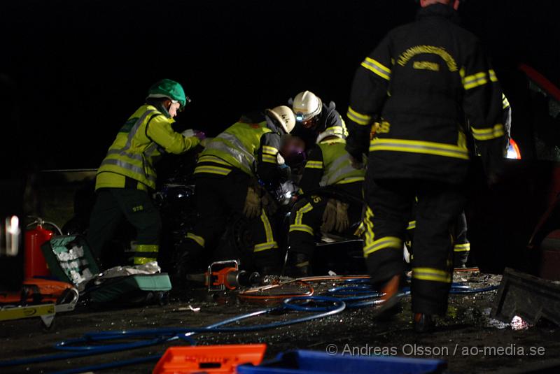 DSC_0047.JPG - Vid 22,45 tiden Larmades Klippans och Ljungbyheds räddningstjänst samt Ambulans och Polis till en trafikolycka på väg 13 mellan Klippan och Ljungbyhed. Det var två personbilar som frontalkrockat och fyra personer var inblandade. Två av dessa satt fastklämda i bilvraken och räddningstjänsten fick klippa upp taket på båda bilarna för att få ut personerna. Samtliga personer fördes allvarligt skadade till Sjukhuset, Två till Helsingborgs Lasarett och två till Universitets Sjukhuset i Lund. Hur allvarligt skadade är oklart.