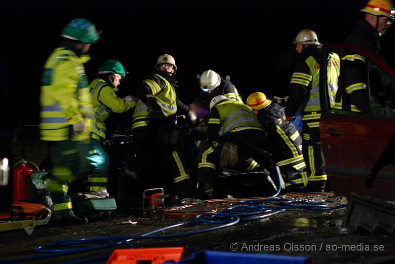 DSC_0048.JPG - Vid 22,45 tiden Larmades Klippans och Ljungbyheds räddningstjänst samt Ambulans och Polis till en trafikolycka på väg 13 mellan Klippan och Ljungbyhed. Det var två personbilar som frontalkrockat och fyra personer var inblandade. Två av dessa satt fastklämda i bilvraken och räddningstjänsten fick klippa upp taket på båda bilarna för att få ut personerna. Samtliga personer fördes allvarligt skadade till Sjukhuset, Två till Helsingborgs Lasarett och två till Universitets Sjukhuset i Lund. Hur allvarligt skadade är oklart.