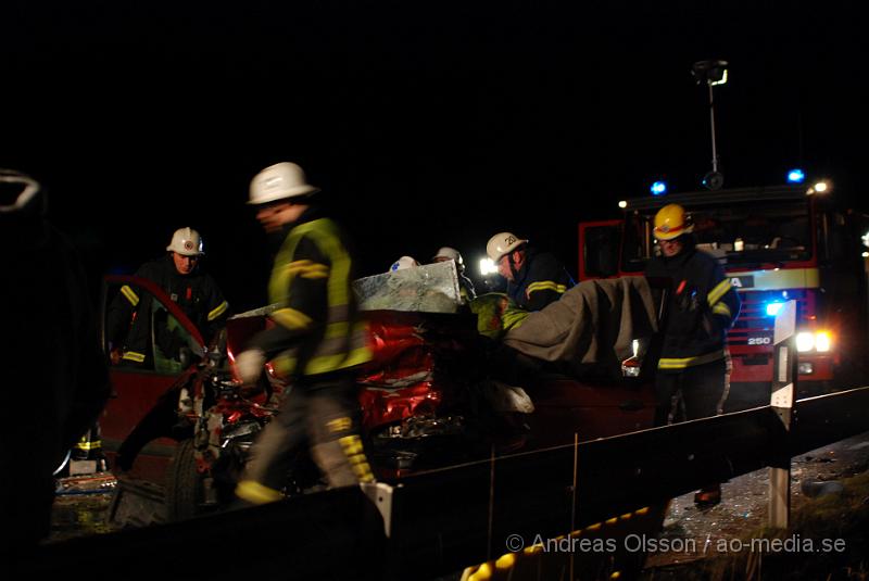 DSC_0052.JPG - Vid 22,45 tiden Larmades Klippans och Ljungbyheds räddningstjänst samt Ambulans och Polis till en trafikolycka på väg 13 mellan Klippan och Ljungbyhed. Det var två personbilar som frontalkrockat och fyra personer var inblandade. Två av dessa satt fastklämda i bilvraken och räddningstjänsten fick klippa upp taket på båda bilarna för att få ut personerna. Samtliga personer fördes allvarligt skadade till Sjukhuset, Två till Helsingborgs Lasarett och två till Universitets Sjukhuset i Lund. Hur allvarligt skadade är oklart.