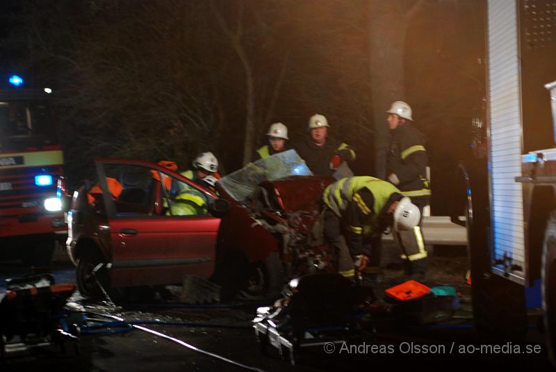 DSC_0055.JPG - Vid 22,45 tiden Larmades Klippans och Ljungbyheds räddningstjänst samt Ambulans och Polis till en trafikolycka på väg 13 mellan Klippan och Ljungbyhed. Det var två personbilar som frontalkrockat och fyra personer var inblandade. Två av dessa satt fastklämda i bilvraken och räddningstjänsten fick klippa upp taket på båda bilarna för att få ut personerna. Samtliga personer fördes allvarligt skadade till Sjukhuset, Två till Helsingborgs Lasarett och två till Universitets Sjukhuset i Lund. Hur allvarligt skadade är oklart.